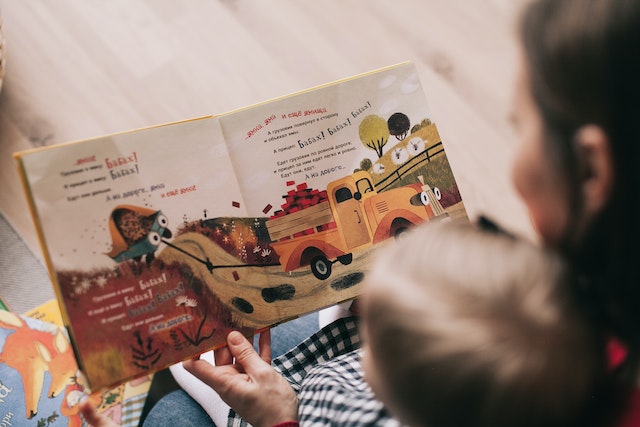 Kinderen die lezen op de kinderopvang